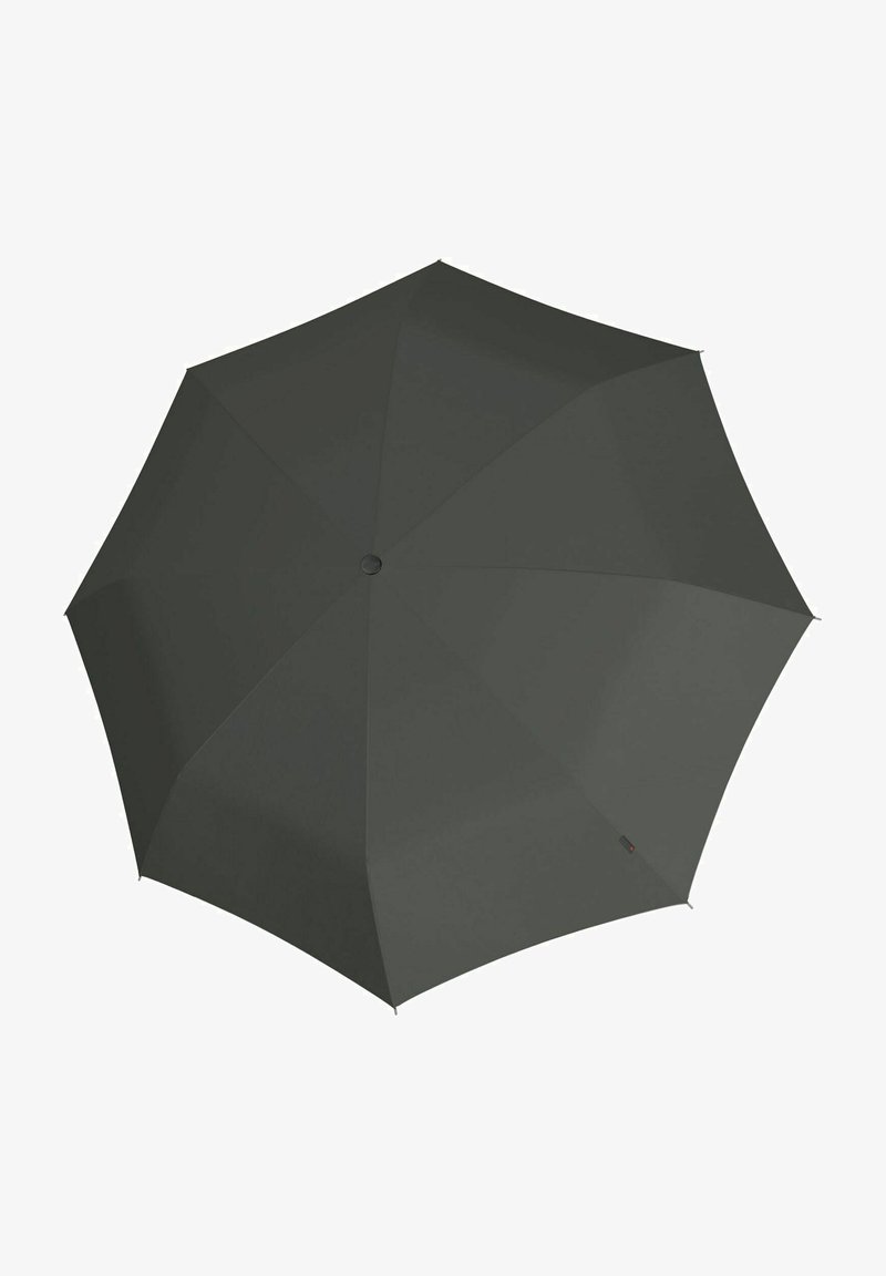 Dunkelgrüner Regenschirm mit einem achteckigen Dach, glatter Stofftextur und einem zentralen Knopf zum Öffnen und Schließen. Keine sichtbaren Muster oder Akzente.