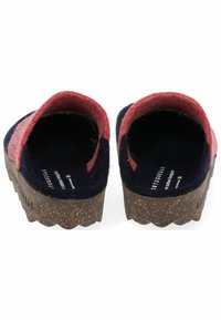 Červené a námořnické plstěné nazouváky s korkovou podrážkou, otevřenou patou a texturovaným dnem pro lepší přilnavost. Nápisy viditelné uvnitř bot.