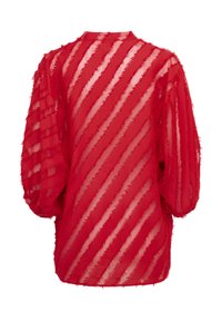 Top rosso trasparente con motivo a righe diagonali, maniche leggermente a sbuffo e orlo dritto. Il materiale sembra leggero e arioso.