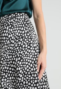 mint&berry A-linjainen hame - black