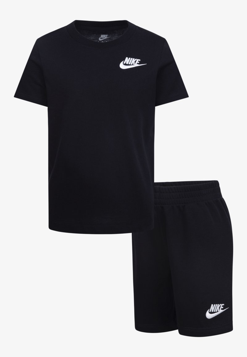 Svart bomull T-skjorte med korte ermer og en hvit Nike-logo på brystet, sammen med matchende svarte shorts med Nike-logoen.