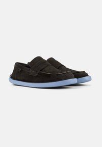 Scarpe slip-on in suede nero con punta rotonda, dotate di suola in gomma azzurra chiara e cuciture decorative sulla parte superiore.