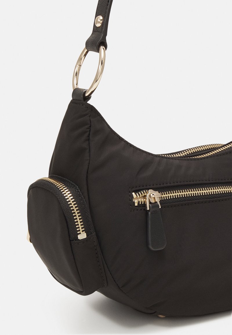 Zwarte nylon schoudertas met gouden ritsen, met een rondvorm, een buitenvak en een afneembare schouderriem.