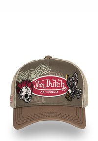 Gorra marrón con visera redondeada, que presenta un bordado de calavera, águila y llamas. Logo "Von Dutch California" en rojo en la parte frontal.