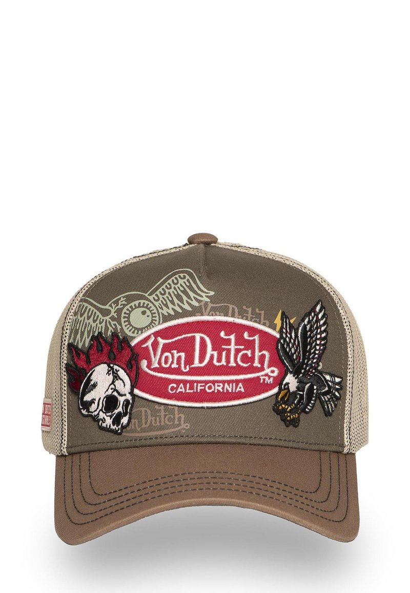 Gorra marrón con visera redondeada, que presenta un bordado de calavera, águila y llamas. Logo "Von Dutch California" en rojo en la parte frontal.