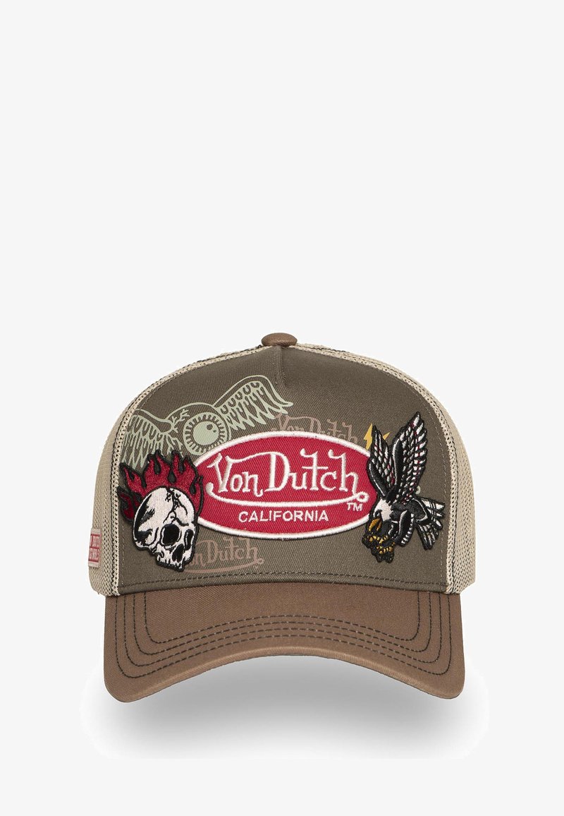 Gorra marrón con visera redondeada, que presenta un bordado de calavera, águila y llamas. Logo "Von Dutch California" en rojo en la parte frontal.