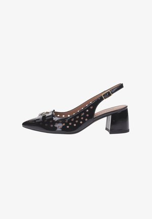 Zapato slingback de charol negro con tacón bajo y grueso, perforaciones redondas, puntera puntiaguda y hebilla decorativa en la parte delantera.
