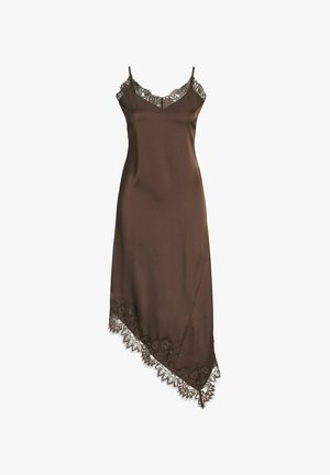 Vestido de satén marrón tipo slip con ribete de encaje en el escote en V, bajo asimétrico y tirantes finos ajustables.