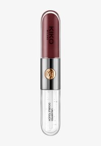 KIKO Milano Lippenstift in einer klaren Plastikhülle mit silbernem Metallelement. Dunkelburgunderfarbton mit Schimmer. Zeigt den Text "UNLIMITED DOUBLE TOUCH".