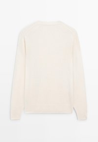 Maglione a maglia color crema con scollatura rotonda, maniche lunghe a raglan e polsini e orlo a costine per una consistenza morbida e accogliente.