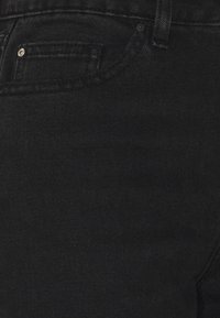 Černé džíny z denimu s hladkou texturou, vybavené zadní kapsou a kovovým knoflíkem. Jednoduchý design, vhodný pro každodenní nošení.