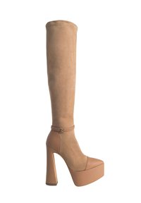 Stivali con tacco alto fino al ginocchio in suede color beige chiaro, con tacco spesso e cinturino alla caviglia con un accento dorato. Texture liscia, design elegante.
