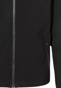 Giacca softshell nera con zip frontale completa, tasche laterali e una texture liscia con dettagli di cucitura minimi.