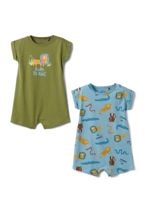 Dos peleles para bebé; uno verde oliva con un león y el texto "Nacido para gobernar", otro azul claro con animales de la jungla y el patrón de texto "vida en la jungla".