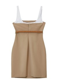 Robe sans manches avec un haut blanc et un bas beige. Le design comprend une ceinture marron et une fermeture éclair à l'arrière.