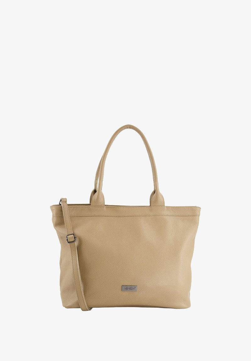 Sac fourre-tout en cuir beige avec deux poignées supérieures et une bandoulière détachable. Texture lisse, forme carrée et logo discret à l'avant.