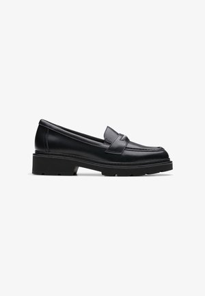 Mocassino da donna in pelle nera con suola grossa e decorativo cinturino sulla parte superiore, esposto in profilo laterale su sfondo bianco.