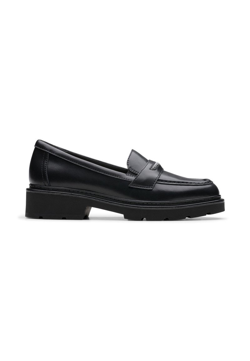 Mocassino da donna in pelle nera con suola grossa e decorativo cinturino sulla parte superiore, esposto in profilo laterale su sfondo bianco.