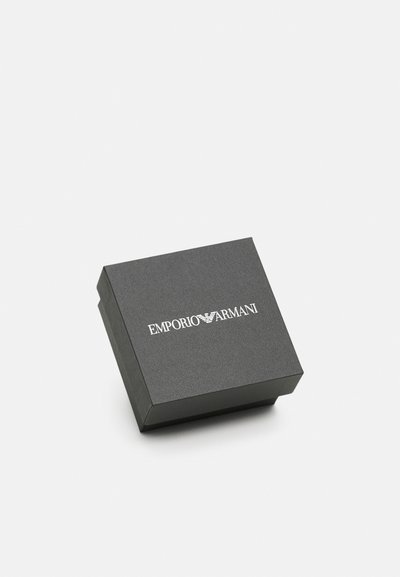 Schwarze Karton-Geschenkbox mit strukturiertem Finish, auf der Oberseite mit einem weißen "Emporio Armani"-Logo. Quadratische Form mit einem Klappdeckel.