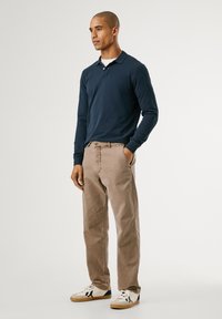 Pepe Jeans REGULAR FIT - Hlače - stone beige