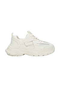 Robuuste witte sneakers met een textuur bovenkant met mesh details, dikke rubberen zool, ronde neus en decoratieve accenten aan de zijkanten.
