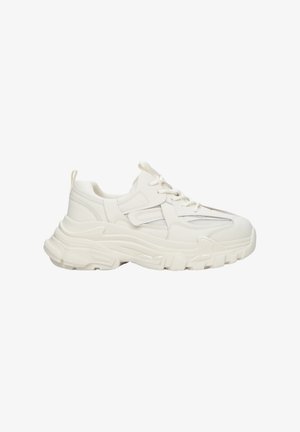 Klüpfige weiße Sneakers mit Obermaterial aus strukturiertem Gewebe und Netzdetails, dicker Gummisohle, runder Zehenpartie und dekorativen Akzenten an den Seiten.