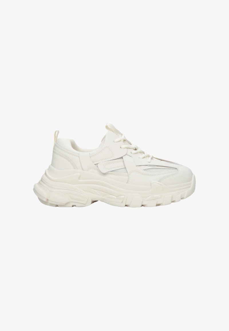 Klüpfige weiße Sneakers mit Obermaterial aus strukturiertem Gewebe und Netzdetails, dicker Gummisohle, runder Zehenpartie und dekorativen Akzenten an den Seiten.