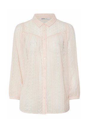 Blouse légère rose pâle en voile avec manches longues bouffantes, col pointu, boutons sur le devant et motifs brodés délicats.