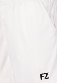Hvide atletiske shorts lavet af letvægtsstof, med en elastisk talje og et sort "FZ" logo broderet på forsiden.