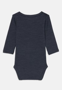 Bodysuit s dugim rukavima u tamnoplavoj boji, izrađen od teksturirane tkanine. Sadrži okrugli izrez i kopčanje na dnu za jednostavno oblačenje.