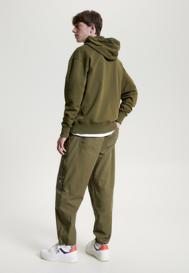 Tommy Jeans TJM RLX - Mikina s kapucí - drab olive green