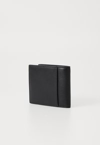 Portefeuille bifold en cuir noir, positionné verticalement sur une surface blanche, montrant des sections en cuir lisse et texturé.