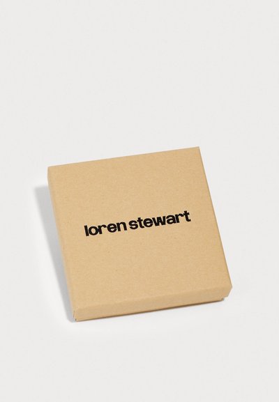 Rjava kartonska škatla z gladko teksturo, ki na vrhu nosi črn natisnjen logotip "loren stewart". Kvadratna oblika z minimalističnim dizajnom.