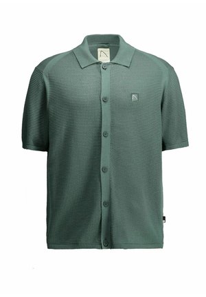 Grünes Strick-Polohemd mit kurzen Ärmeln, Knopfleiste vorne und kleinem Logopatch auf der linken Brust.