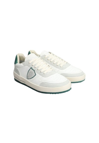 Sneakers bianchi in pelle con dettagli in suede grigio chiaro, tab sul tallone verde e lacci crema; dettagli perforati sulla punta e patch con logo.