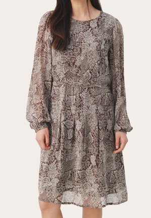 Robe à manches longues en tissu léger et transparent avec un imprimé botanique marron et blanc, dotée d'une taille cintrée et d'une silhouette fluide.