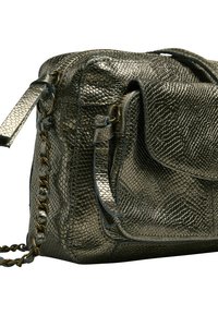 Sac à main en cuir texturé de couleur vert olive métallisé, doté d'une poche à rabat, d'une bandoulière en chaîne et d'une fermeture éclair. Motif en cuir de serpent complexe présent.