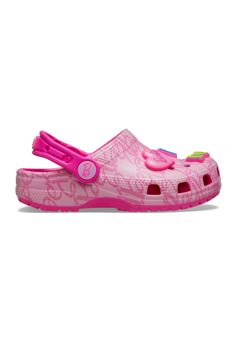 Zuecos rosas para niños con charms en forma de corazón y letras, correa trasera ajustable y superficie con un patrón que presenta texto en cursiva.