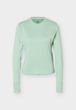 Svetlozelené, dlhorukávové športové tričko Nike Dri-FIT s okrúhlym výstrihom a malým bielym logom Nike na hrudi.