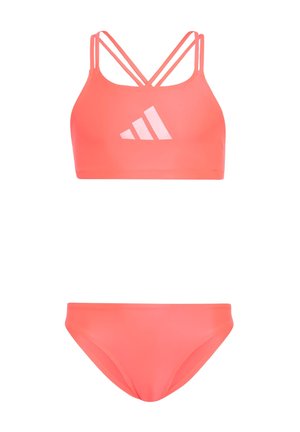 Korálové dvoudílné plavky se sportovním horním dílem s dvojitými ramínky, s lehkým logem Adidas a odpovídajícím spodním dílem.