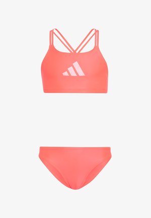 Costume da bagno due pezzi corallo con top bikini sportivo con doppia spallina con leggero logo Adidas e slip bikini abbinati.