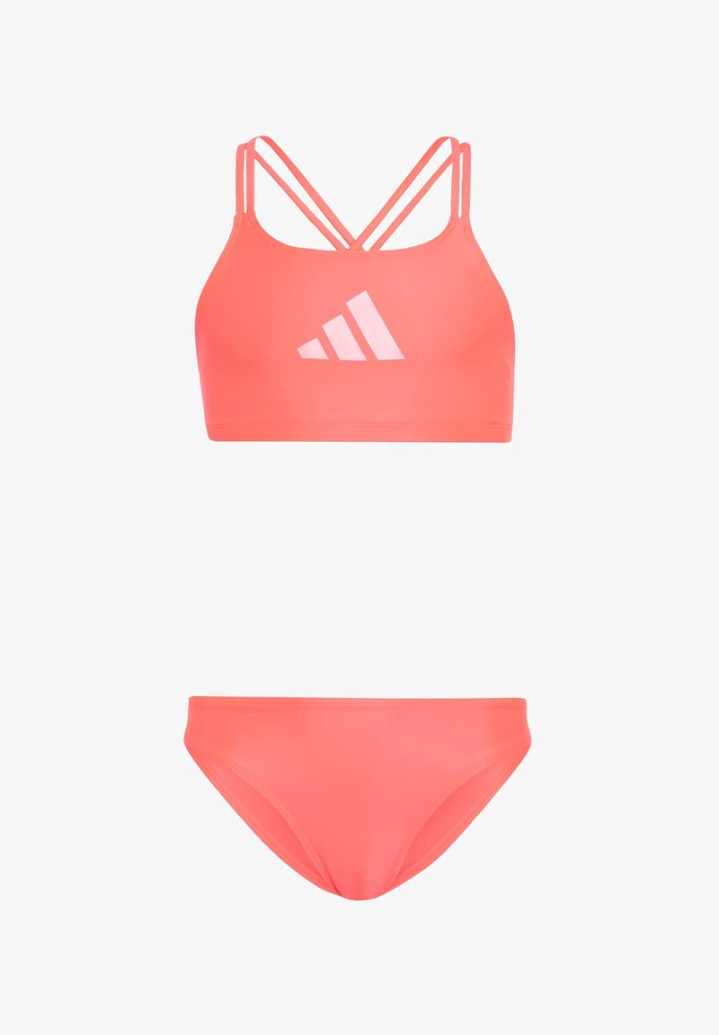 Maillot de bain deux pièces corail avec haut de bikini de sport à double bretelle avec un léger logo Adidas et bas de bikini assortis.