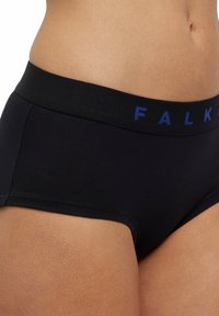 Schwarze Baumwollslips mit elastischem Bund, auf dem das Wort "FALK" in Blau zu sehen ist. Glatte Textur und mittlere Bundhöhe.