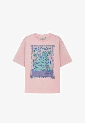 Różowy t-shirt z krótkim rękawem z ilustracją niebiesko-zielonego tygrysa siedzącego wśród roślin oraz napisem „BORN TO ROAR” powyżej w stylizowanym kroju pisma.