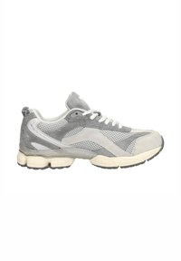 Grijze sportieve schoen met een combinatie van mesh en suède materialen, voorzien van een gevoerde zool, witte veters en subtiele textuurelementen.