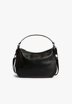 Zwarte leren schoudertas met een gebogen ontwerp, ritssluiting aan de bovenkant en verstelbare riem. Voorzien van subtiele stikseldetails en een gepolijst metalen accent.
