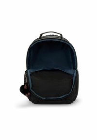 Černý batoh s prostorným interiérem, tmavě modrou podšívkou, kapsou na zip a malým černým huňatým klíčenkou připevněným na boku.