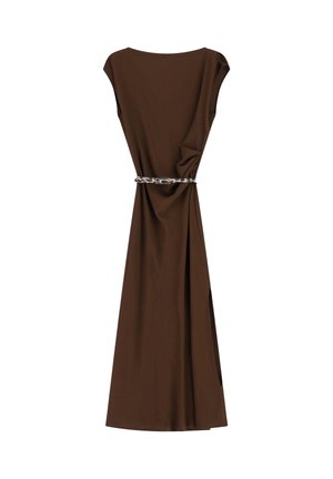 Abito lungo marrone senza maniche con uno spacco alto sul lato, caratterizzato da una cintura sottile con stampa leopardata in vita.