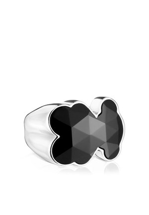 Bague en argent avec une grande pierre précieuse noire facettée en forme de trèfle aux bords arrondis et à la surface lisse. Fini réfléchissant.