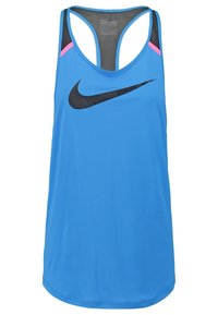 Débardeur de sport bleu sans manches avec logo Nike swoosh noir et accents roses sur les épaules.